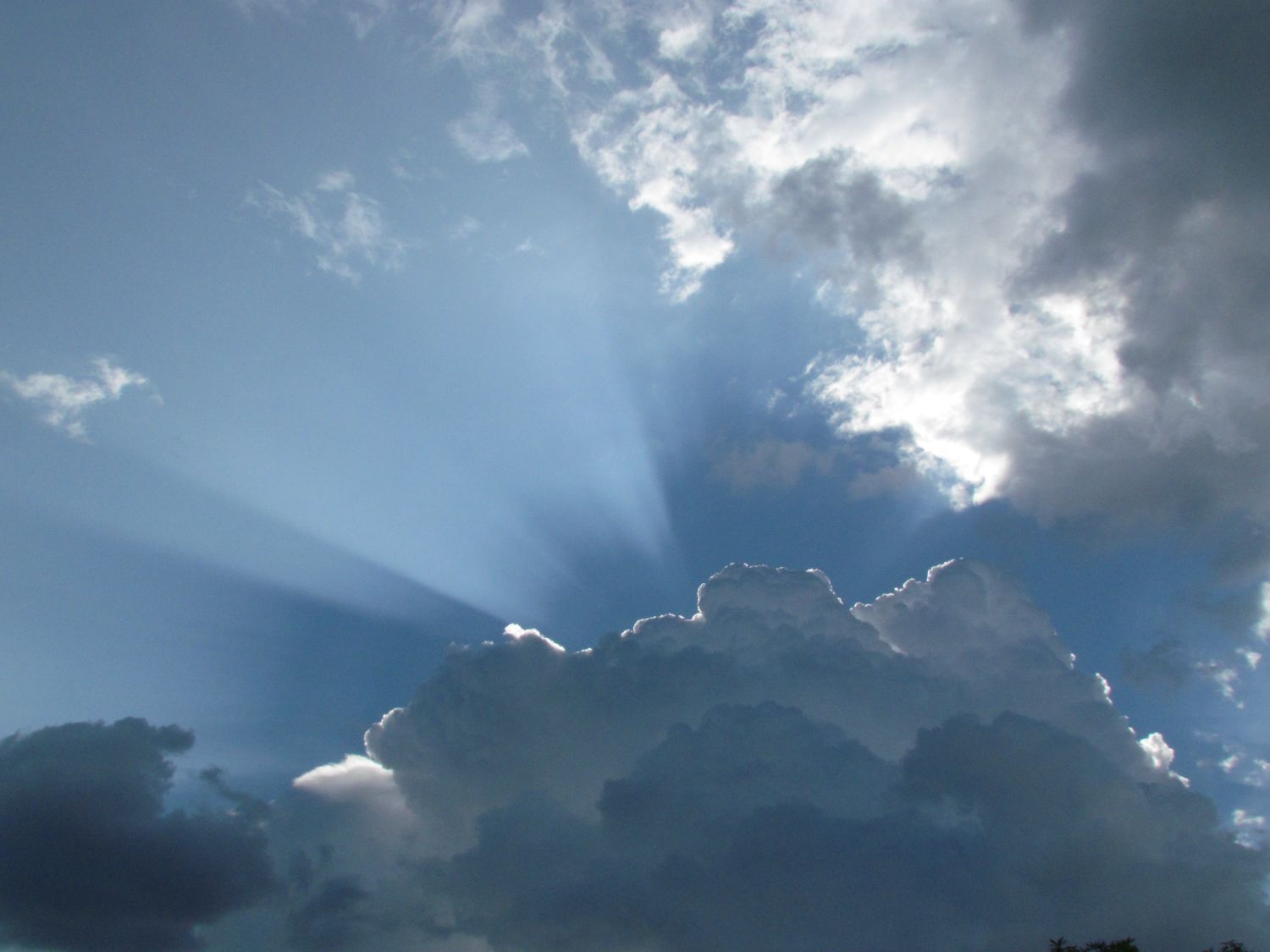 Sonnenstrahlen durch Wolken